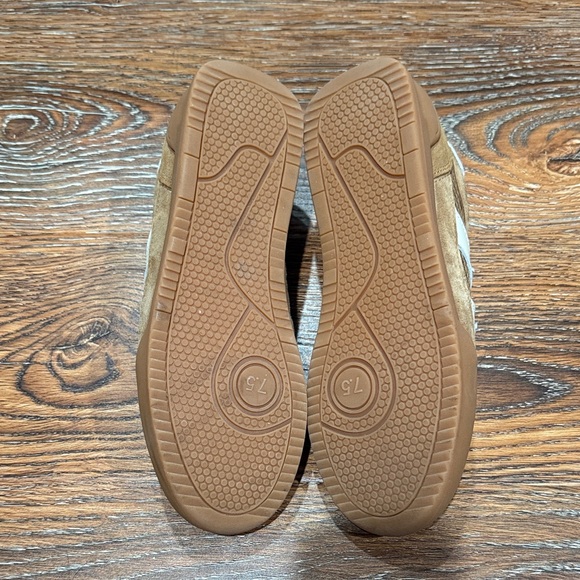 Steve Madden Tan and Cream Sneakers - Picture 8 of 16